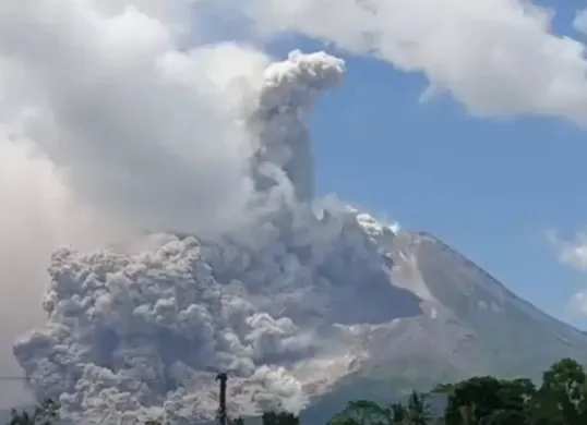 Gunung Lewotobi dikabarkan meletus. (Sumber: X/@TRCBPBDDIY)