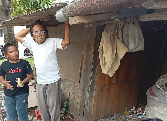 Cambang, 78 tahun, lansia tua renta yang tinggal di gubuk reyot tak layak huni bersama anaknya yang baru berusia 8 tahun. Sehari-hari Cambang harus tinggal bersama tumpukan sampah dan hewan peliharaan.
