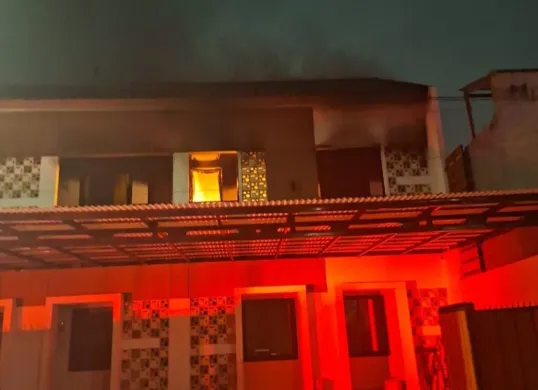 Kebakaran melanda indekos di kawasan Ulujami, Pesanggrahan, Jakarta Selatan, Rabu, 18 Juni 2025. (Sumber: Dok. Damkar)