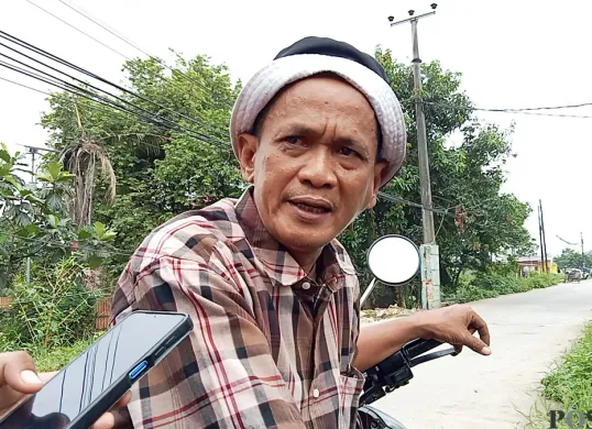 Irwansyah, 51 tahun, warga Kampung Gabus yang mengaku keturunan Bupati Bekasi pertama. (Sumber: POSKOTA | Foto: Nurpini Aulia Rapika)