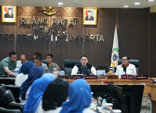 Ketua Komisi C DPRD Provinsi DKI Jakarta Dimaz Raditya memimpin rapat kerja bersama sejumlah Satuan Kerja Perangkat Daerah (SKPD) di Ruang Rapat Komisi C DPRD DKI Jakarta. (Sumber: Sekretariat DPRD Provinsi DKI Jakarta)