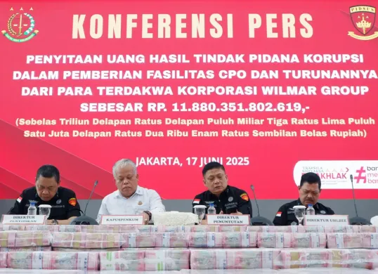 Kejaksaan Agung (Kejagung) memamerkan uang sitaan senilai Rp11,8 triliun terkait perkara tindak pidana korupsi fasilitas ekspor Crude Palm Oil (CPO) dan turunannya. (Sumber: Kejaksaan Agung)