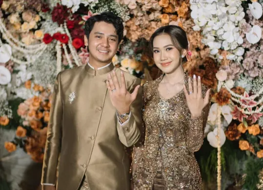 Arbani Yasiz resmi melamar kekasihnya, Raissa Ramadhani. (Sumber: Instagram/@arbaniyasiz)