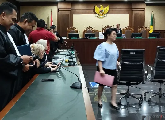 Lisa Rachmat seusai menjalani sidang vonis di Pengadilan Tipikor Jakarta terkait kasus Ronald Tannur. (Sumber: POSKOTA | Foto: Ramot Sormin)