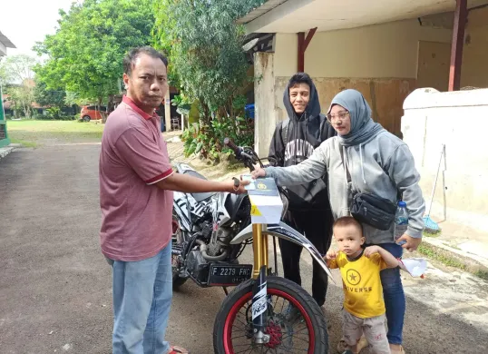 Penyidik Reskrim Polsek Tajurhalang, Aiptu Fanil mengembalikan motor milik korban penipuan dan penggelapan modus meminjam. (Sumber: Dok Polsek Tajurhalang)