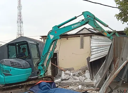 Rumah di Kampung Gabus, Desa Srimukti, Kecamatan Tambun Utara, Kabupaten Bekasi, dibongkar, Rabu, 18 Juni 2025. (Sumber: Poskota/Nurpini Aulia Rapika)
