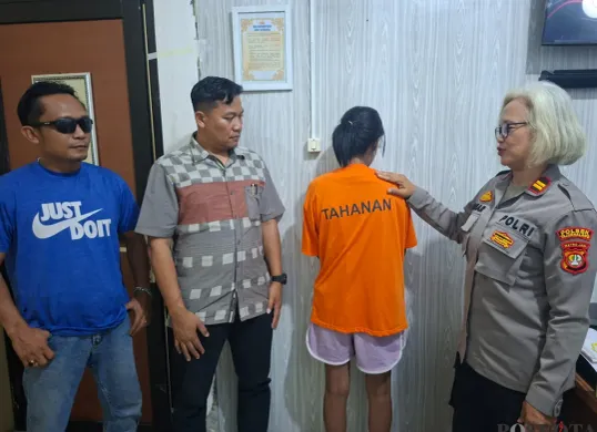 Kapolsek Tajurhalang, Iptu Tamar Bekti didampingi Kanit Reskrim Ipda Mareben Simarsoit dan tim opsnal berhasil meringkus ibu muda spesialis pencuri HP, Selasa, 17 Juni 2025. (Sumber: Poskota/Angga Pahlevi)