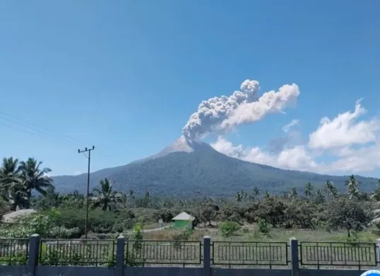 Gunung Lewotobi erupsi mengakibatkan tiga rute penerbangan harus dibatalkan (Sumber: Pinterest)