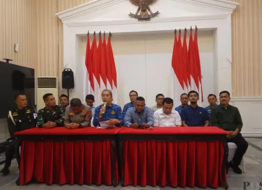 Wali Kota Bogor, Dedie A. Rachim saat memberikan keterangan pers di Balai Kota, terkait penetapan status konflik skala kota atas polemik pembangunan Masjid Imam Ahmad Bin Hambal (MIAH) di Bogor Utara. (Sumber: Poskota/Sekar Putri Andini)