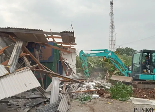 Proses penertiban bangunan di Jalan Tanggul Kong Isah, Kampung Gabus, Desa Srimukti, Kecamatan Tambun Utara, Kabupaten Bekasi, Rabu, 18 Juni 2025. (Sumber: Poskota/Nurpini Aulia Rapika)
