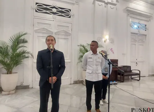Wali Kota Bogor, Dedie A. Rachim bersama Wakil Wali Kota Bogor, Jenal Mutaqin dalam konferensi pers pengumuman Sekretaris Daerah (Sekda) Kota Bogor, di Balai Kota, Selasa, 17 Juni 2025. (Sumber: Poskota/Sekar Putri Andini)