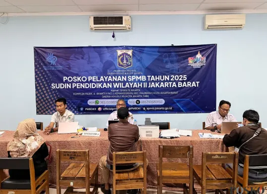 Suasana posko SPMB 2025 di SMAN 78 Jakarta Barat pada hari terakhir pendaftaran jalur prestasi, tampak sepi, Rabu, 18 Juni 2025. (Sumber: Poskota/Pandi Ramedhan)