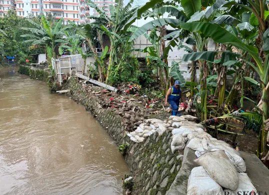 Kondisi tanggul di Kali Krukut RW 01 Kelurahan Petogogan, Kebayoran Baru, Jaksel, yang jebol pada Selasa, 17 Juni 2025 malam saat hujan deras. (Sumber: Poskota/Pandi Ramedhan)