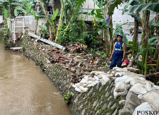 Kondisi tanggul di Kali Krukut RW 01 Kelurahan Petogogan, Kebayoran Baru, Jaksel, yang jebol pada Selasa, 17 Juni 2025 malam saat hujan deras. (Sumber: POSKOTA | Foto: Pandi Ramedhan)