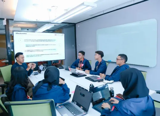 Mentee Digistar Class Intern tengah menyimak pemaparan dan berdiskusi studi kasus bisnis yang
terkait dengan Telkom. (Sumber: Dok. Telkom Indonesia)