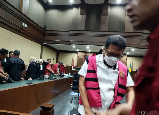 Zarof Ricar tertunduk seusai menjalani sidang vonis di Pengadilan Tipikor Jakarta. (Sumber: POSKOTA | Foto: Ramot Sormin)