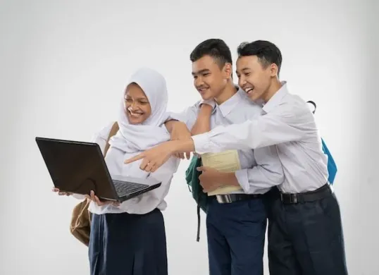 Ilustrasi - Siswa dapat mengecek hasil seleksi di link resmi pengumuman SPMB Jabar 2025 Tahap 1. (Sumber: Pinterest/Tempat Magang)