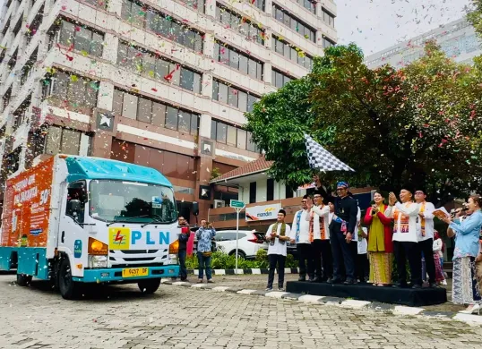 General Manager PLN UID Jakarta Raya, Moch. Andy Adchaminoerdin melepas mobil pemasaran keliling Gebyar 498 DKI Jakarta di kantir PLN UID Jakarta Raya di Jalan M.I. Ridwan Rais, Gambir, Jakarta Pusat. (Sumber: Dok. PLN UID Jakarta Raya)