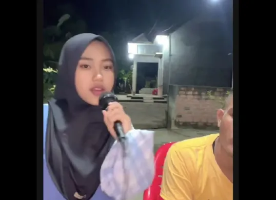 Azizah sosok perempuan viral lewat cover lagu mangu (Sumber: TikTok/@tamilnaftha2)