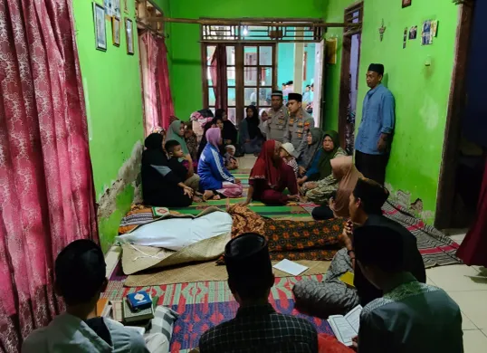 Kapolsek Petir Iptu Furqon Saibatin saat bertakziah ke rumah almarhum Ubaidi, korban penganiayaan yang dilakukan ODGJ. (Sumber: Humas Polres Serang)