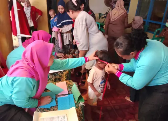 Program penanganan stunting terpadu dilaksanakan sejak Maret hingga Juni 2025 di empat wilayah prioritas, yakni Pamekasan, Jatim, Labuan Bajo, NTT, Makassar, Sulsel dan Senaru, NTB. (Sumber: Dok. Telkom)