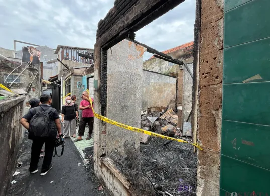 Lokasi kebakaran rumah tinggal di kawasan Tebet, Jakarta Selatan, yang menyebabkan satu orang tewas pada Kamis, 19 Juni 2025 dini hari. (Sumber: Poskota/Pandi Ramedhan)