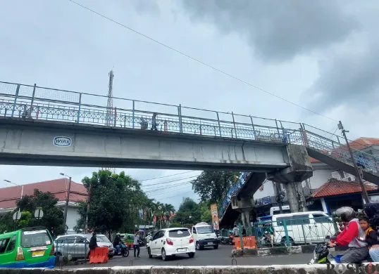 Suasana di sekitar Jembatan Penyebrangan Orang (JPO) Paledang, Kota Bogor, Kamis, 17 Juni 2025. (Sumber: POSKOTA | Foto: Sekar Putri Andini)