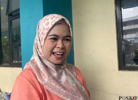Novi, 38 tahun, salah seorang orang tua murid SDN 01 Pondok Betung, Tangsel. (Sumber: POSKOTA | Foto: Primayanti)