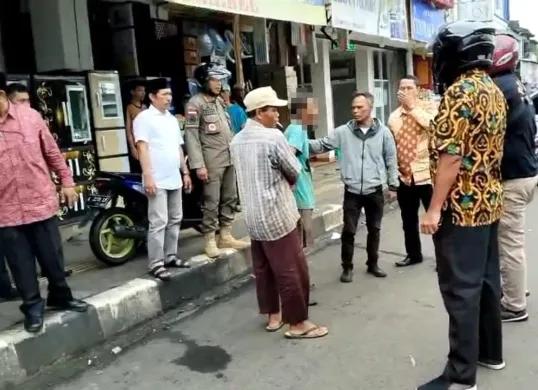 Petugas Satpol PP Pandeglang bersama warga saat melakukan pengamanan ODGJ di Pasar Badak Pandeglang. (Sumber: Dok Satpol PP Pandeglang)