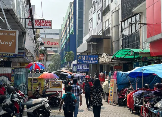 Suasana di kawasan Pasar Baru, Jakarta Pusat, yang terlihat sepi pengunjung pada Kamis, 19 Juni 2025. (Sumber: POSKOTA | Foto: Pandi Ramedhan)