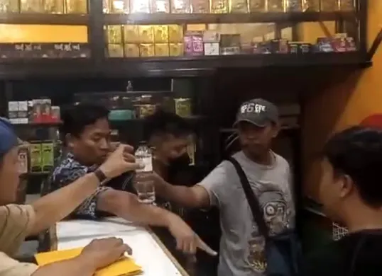 Anggota Tim Opsnal Polsek Tajurhalang gerebek penjual miras oplosan berkedok warung jamu di Jalan PWRI, Tajurhalang, Kabupaten Bogor. (Sumber: Dok Polsek Tajurhalang)
