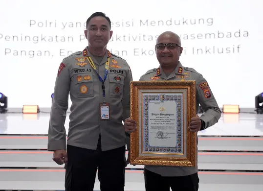 Kapolres Serang AKBP Condro Sasongko bersama Kapolda Banten Irjen Suyudi Ario Seto usai menerima penghargaan. (Sumber: Dok Humas Polres Serang)