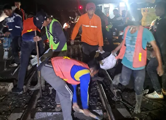 Perlintasan sebidang di Stasiun Sudimara, Tangerang Selatan, diperbaiki yang mengakibatkan jalan ditutup hingga Senin, 23 Juni 2025. (Sumber: Dok PT KAI)