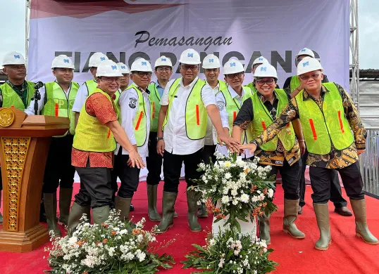 Perumda Pasar Tohaga memasang tiang pancang pertama sebagai simbolis dimulainya pembangunan Pasar Rakyat Leuwiliang pada Rabu, 18 Juni 2025. (Sumber: Pemkab Bogor)