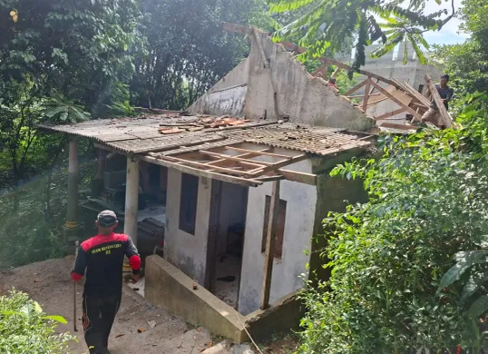 Penampakan rumah lansia yang terpilih program Bedah Rumah dari Polsek Bojongsari Dalam Rangka HUT Bhayangkara ke-79. (Sumber: Poskota/Angga Pahlevi)