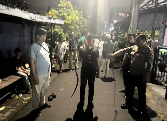 Polisi mengamankan senjata tajam yang dibawa sekelompok remaja yang hendak melakukan aksi tawuran di Jalan H Toran, Ciputat Timur, Tangerang Selatan. (Sumber: Dok Polsek Ciputat Timur)