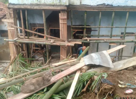 Perbaikan rumah terdampak tanah longsor di Kampung Areng, RT 1 RW 11, Desa Wangunsari, Kecamatan Lembang, Kabupaten Bandung Barat. (Sumber: Poskota/Gatot Poedji Utomo)