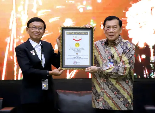 Rektor Universitas Bhayangkara Jakarta Raya (UBJ), Irjen. Pol. (Purn) Prof. Bambang Karsono meraih rekor MURI (Sumber: Dok. UBJ)