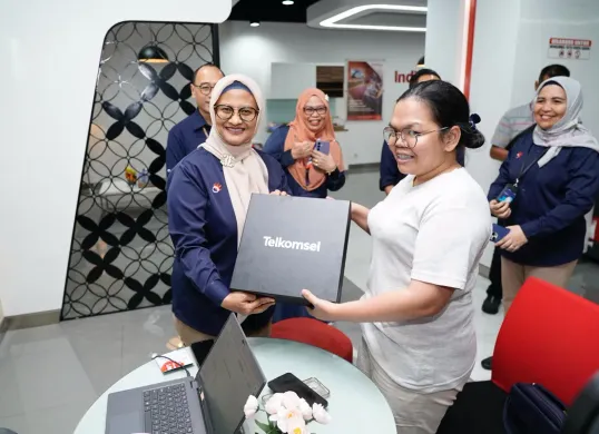 Direktur Utama Telkom Dian Siswarini (kiri) saat melakukan kunjungan kepada pelanggan segmen Business-to-Consumer (B2C) di GraPARI TelkomGroup Manyar, Surabaya. (Sumber: Dok. Telkom)