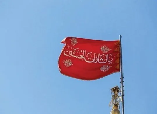 Pengibaran bendera merah di atas kubah Masjid Jamkaran di Iran. (Sumber: X/@Iran Observer)