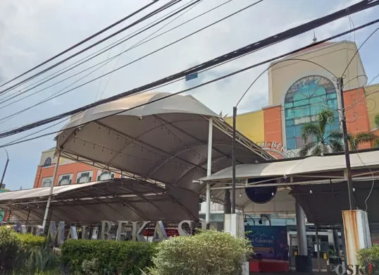 Suasana Grand Mall Bekasi tampak sepi dan tak berpenghuni. Tidak ada geliat aktivitas sama sekali usai pedagang dan tenan pilih angkat kaki, Jumat, 20 Juni 2025. (Sumber: Poskota/Nurpini Aulia Rapika)