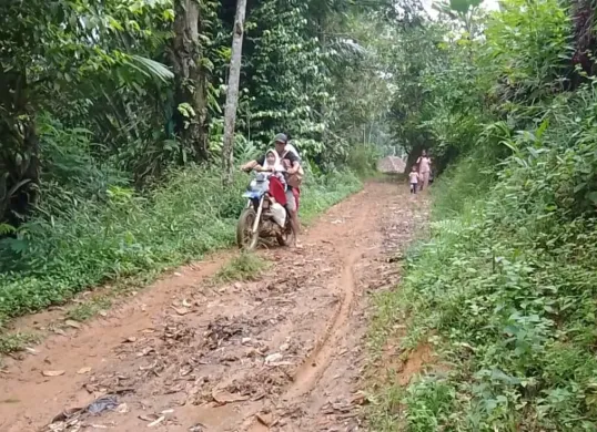 Kondisi jalan di wilayah Desa Bojongsalam, Kecamatan Rongga, Kabupaten Bandung Barat, yang tak pernah diperbaiki. (Foto: Gatot Poedji Utomo)