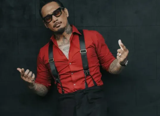 Potret Jerinx SID yang meresahkan masa depan Bali akan serupa Los Angeles jika tidak ada tindakan terkait imigran. (Sumber: Instagram/true_JRX)