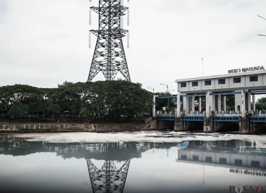 Limbah Busa Putih Muncul di Kanal Timur Marunda