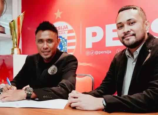 Potret Maman Abdurrahman (kiri) resmi bergabung menjadi tim pelatih Persija Youth Development. (Sumber: Instagram/@persija.epa)