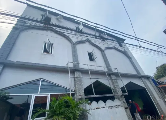 Api kecil dari ponpes di Kelurahan Cipadu Jaya, Kecamatan Larangan, Kota Tangerang, masih muncul, Jumat, 20 Juni 2025. (Sumber: Poskota/Primayanti Juli Kumala Manalu)