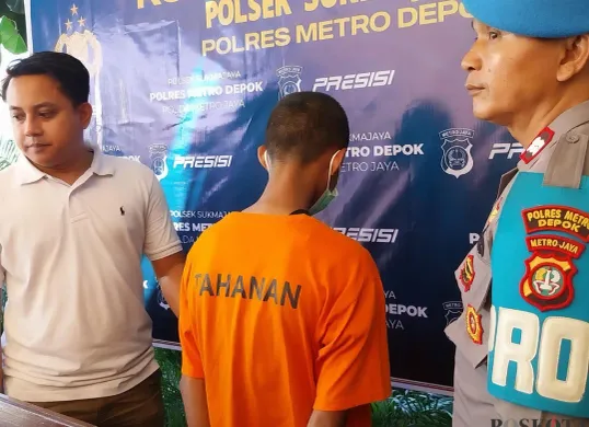 Remaja marbot ditangkap anggota Polsek Sukmajaya mencuri uang kas masjid di Depok. (Sumber: Poskota/Angga Pahlevi)