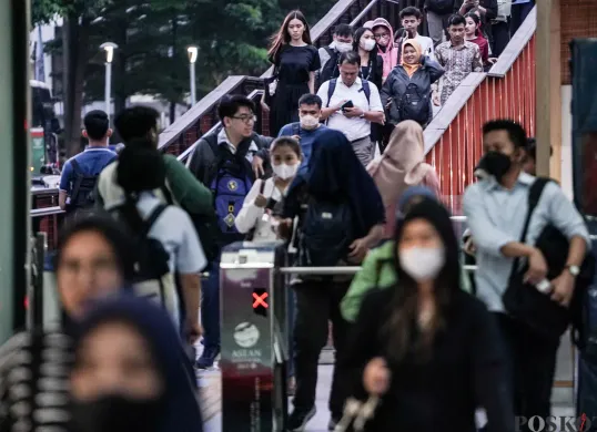 Sejumlah pekerja swasta menunggu kedatangan Transjakarta pada jam pulang kerja di Halte Bundaran HI, Jakarta, Kamis, 19 Juni 2025. (Sumber: Poskota/Bilal Nugraha Ginanjar)