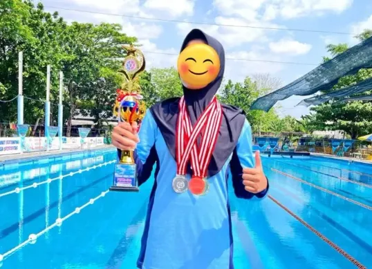 Siswa MAN 1 Tegal yang dikabarkan dikeluarkan usai meraih prestasi sebagai juara umum cabang renang. (Sumber: X/@_priut)
