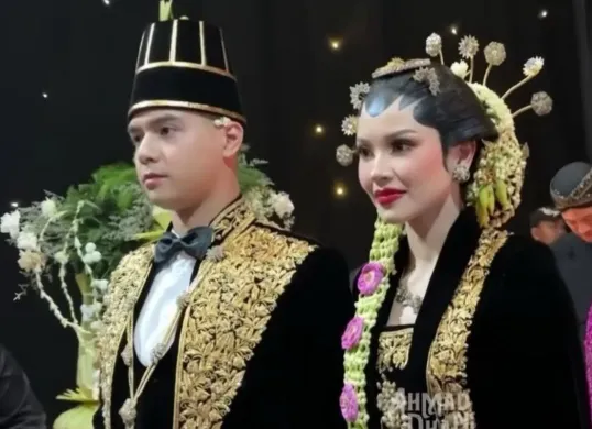 Al Ghazali dan Alyssa Daguise dalam acara Ngunduh Mantu yang disiarkan langsung lewat kanal YouTube Ahmad Dhani. (Sumber: tangkapan layar)